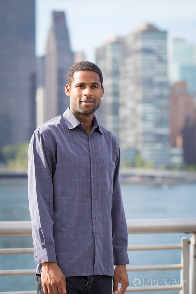 年轻英俊的非洲裔美国人的肖像纽约地平线照片-正版商用图片01vl3w-摄