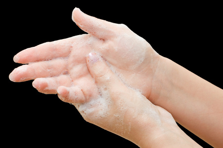 女性手中的肥皂泡与黑色隔离