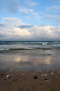 清晨的暴风雨海滩美景