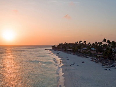 在日落时加勒比阿鲁巴岛上的 Druif 海滩