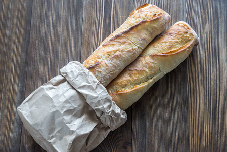 两个法式长棍面包的木制的背景