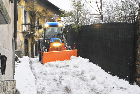 推土机铲雪