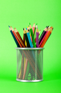 彩色背景上的许多彩色铅笔