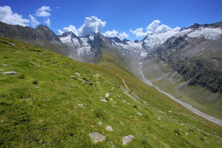 山，山岳 mountain的名词复数  山脉 群山