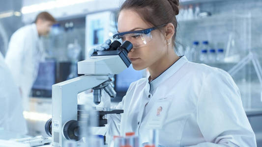 医学研究科学家样品在显微镜下看照片