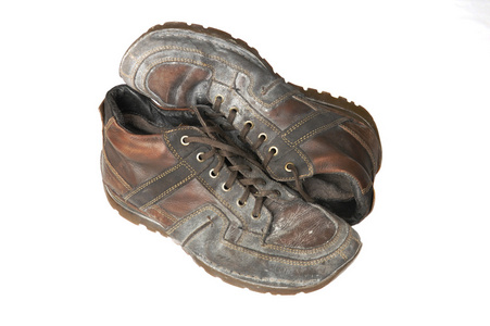 泥泞的靴子在建筑中的灰尘