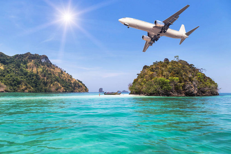 飞机飞过大海飞机在日落时飞过云层从飞机上飞过飞过天空红色飞机在