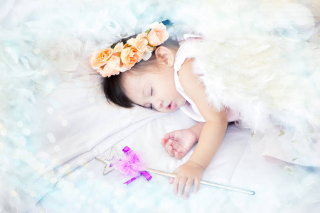 小天使睡在沙发上白照片