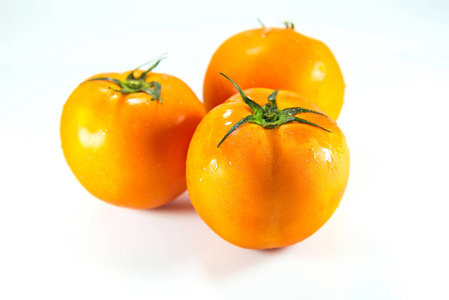 白色背景上的橙色番茄