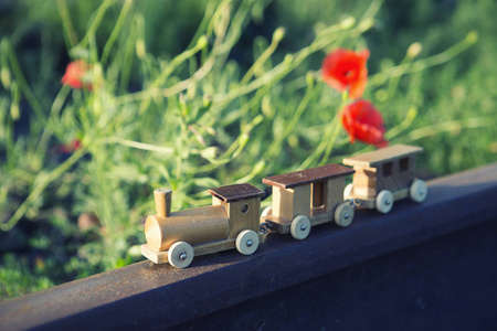 真正的铁路轨道上的木制玩具火车