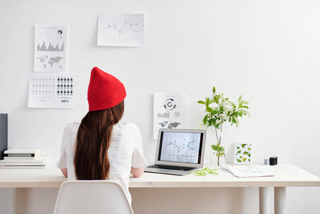 伏案工作累图片