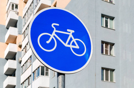 对公寓楼的自行车车道自行车标志