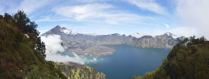 在装载瑞嘉尼火山口湖上，采取从塞格拉衲全景图