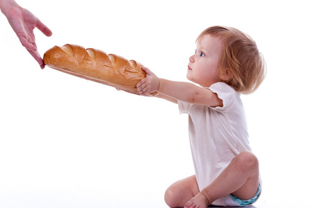 婴儿拿出一条面包