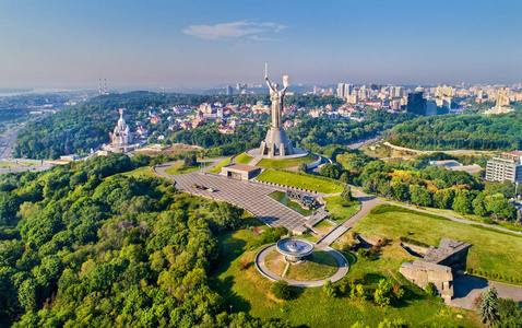 鸟瞰图祖国纪念碑和第二次世界大战博物馆在基辅，乌克兰
