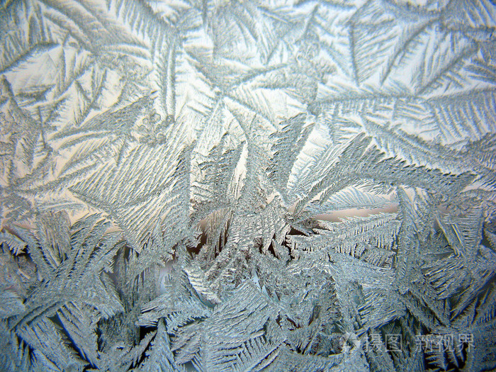 冬天窗户上的霜冻图案