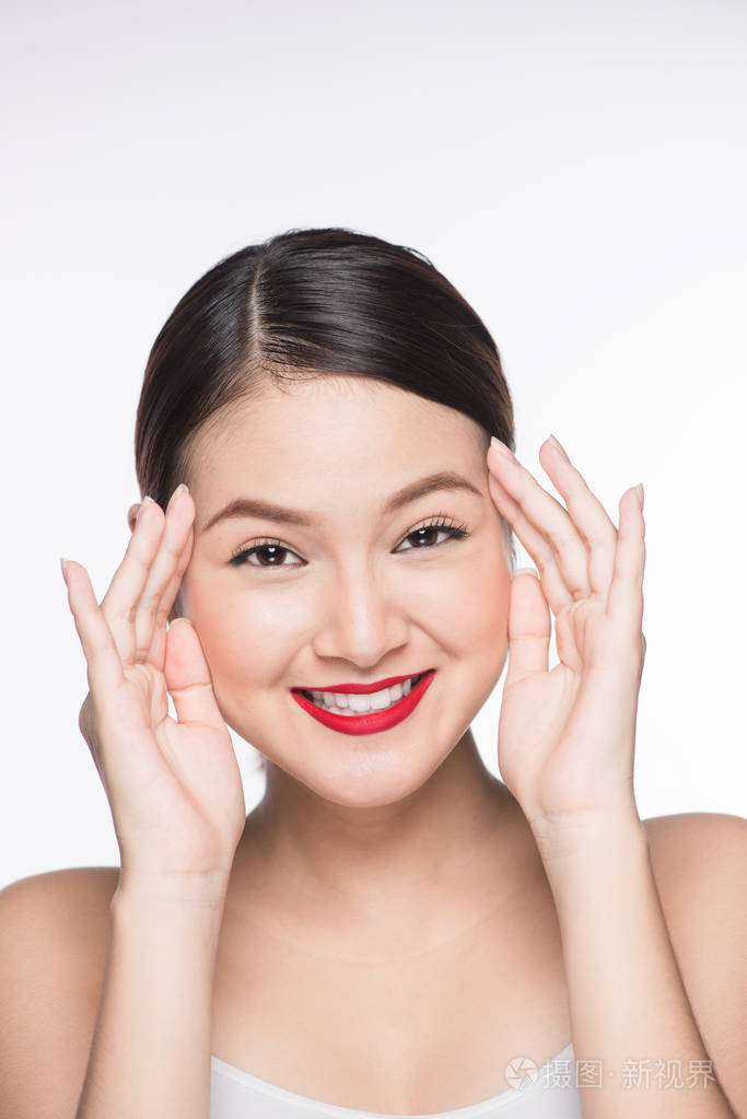 小女孩微笑着抚摸她的脸