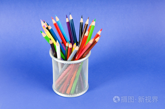 彩色背景上的许多彩色铅笔