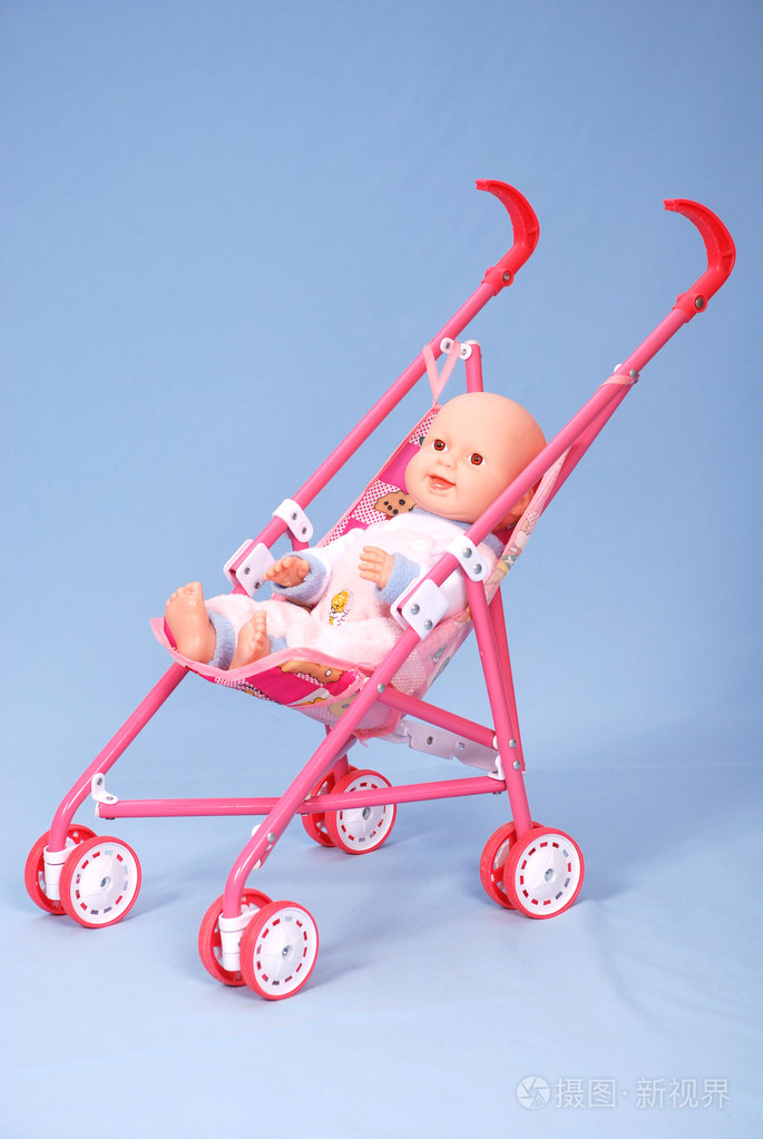 蓝色背景玩具婴儿车