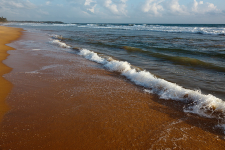 海浪在沙滩上涌动
