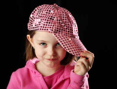 戴着粉红色棒球帽的女孩子图片