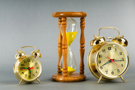 时间概念与时钟和小时玻璃