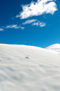 冬天大雪下的高山