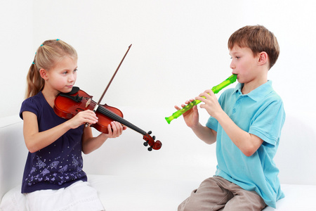 吹笛和小提琴的孩子