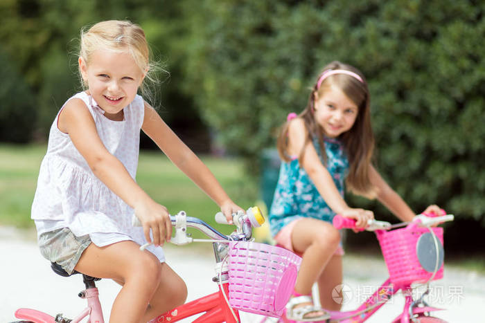 孩子们骑着自行车