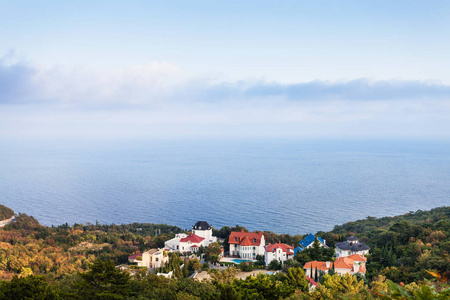 在 Oreanda 区在晚上黑海海岸线