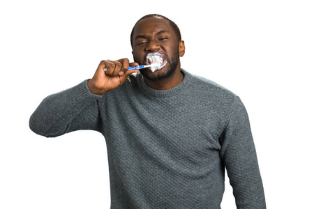 黑人男子热情地刷牙