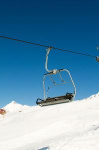 冬季天气晴朗，提供滑雪升降椅