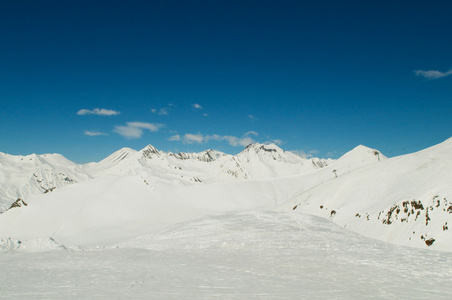 冬天大雪下的高山