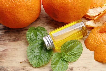油陈皮挥发油和橘子,孤立的白色衬底上甜橙精油在玻璃瓶大型44精油厂