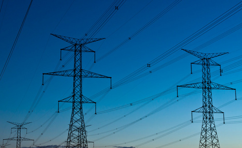 黄昏时的输电塔(电塔)750 kv 电网珩磨塔日落时的电力塔智能电网图标