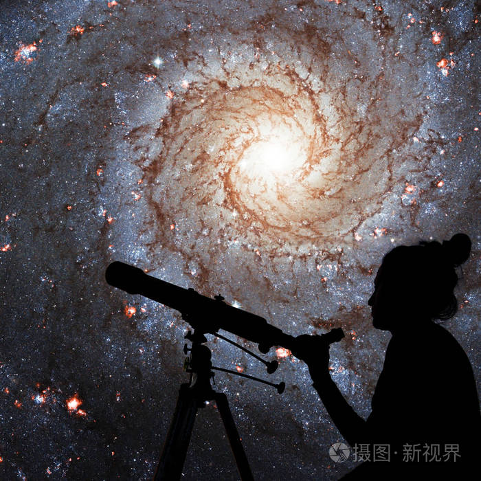 用望远镜看星星的女孩梅西尔74ngc628