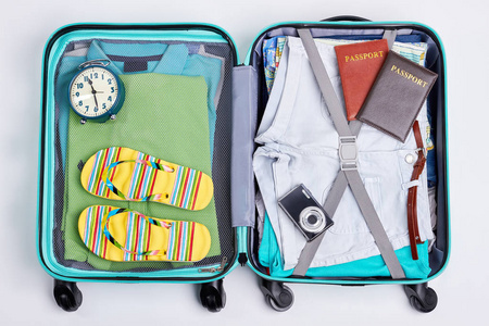 打开蓝色的轮式的行李箱照片