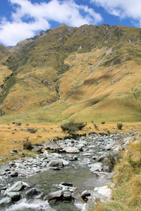 山涧，山区河流 山溪