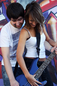 年轻人教女孩弹吉他