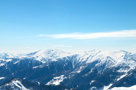 冬天大雪下的高山