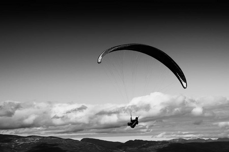 黑色和白色风筝飞在天空背景图片