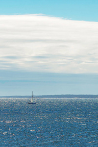 在晴朗的一天在波罗的海的帆船