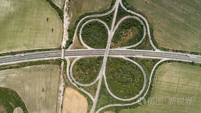 公路平面交叉口的鸟瞰图路的交界处顶视图