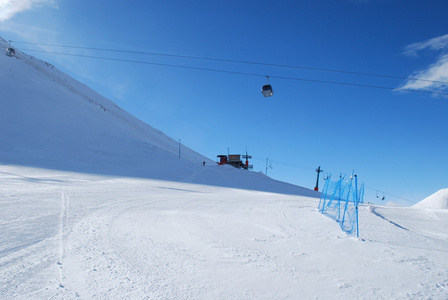 滑雪缆车在雪山在土耳其PalandokenErzurum。