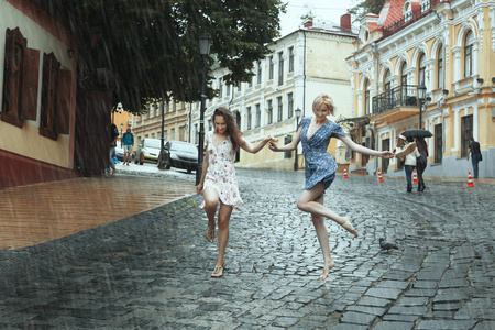 女性朋友走在雨中
