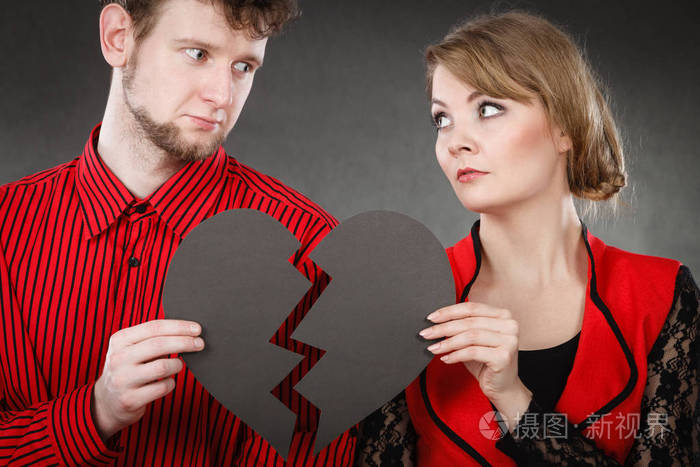 悲伤夫妇与破碎的心