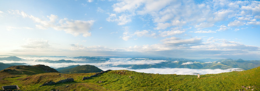 夏日清晨多云山景