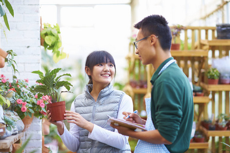 他在店里的顾客交谈的男性花店