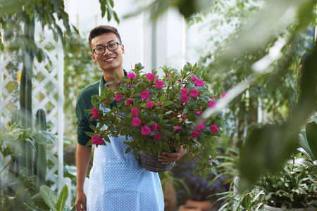 在店里一个快乐年轻男性花店的肖像