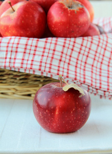 红熟的有机苹果图片
